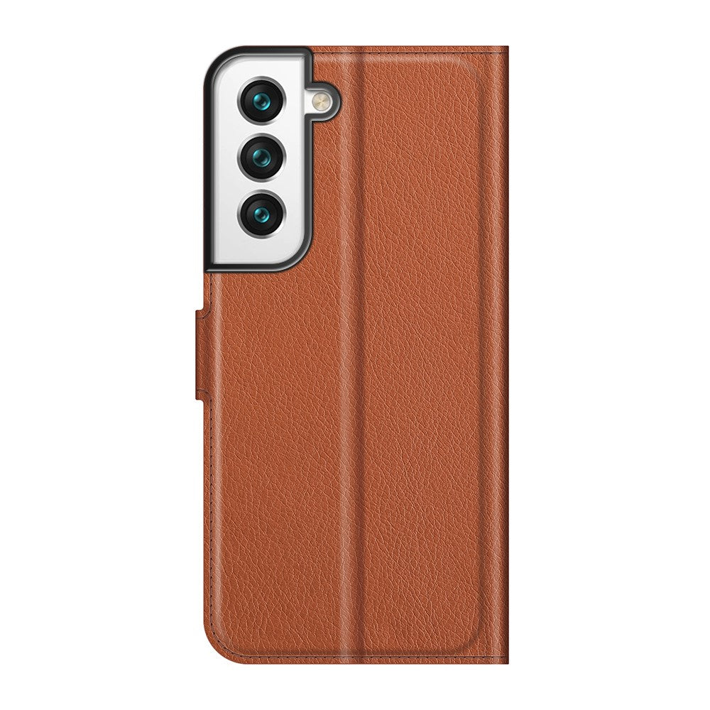 Custodia in pelle marrone per smartphone con tre obiettivi.