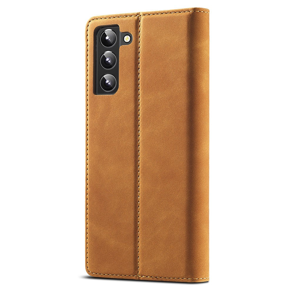 Custodia per telefono in pelle marrone con tre obiettivi della fotocamera a sinistra.