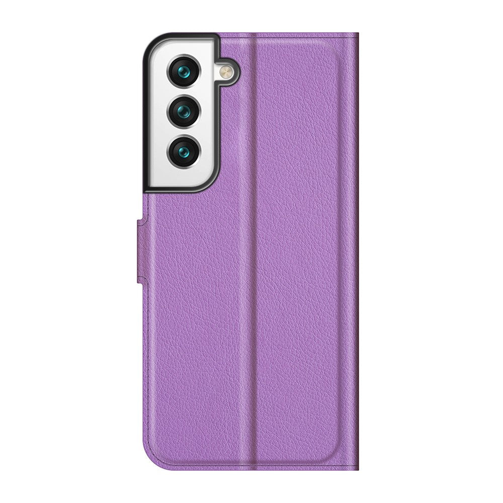 Custodia viola per telefono con tre obiettivi posteriori.