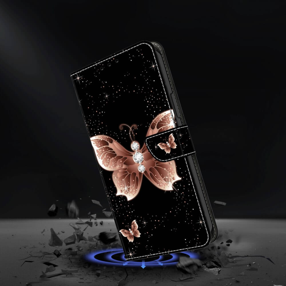 Étui de téléphone noir avec motif papillon et diamants.