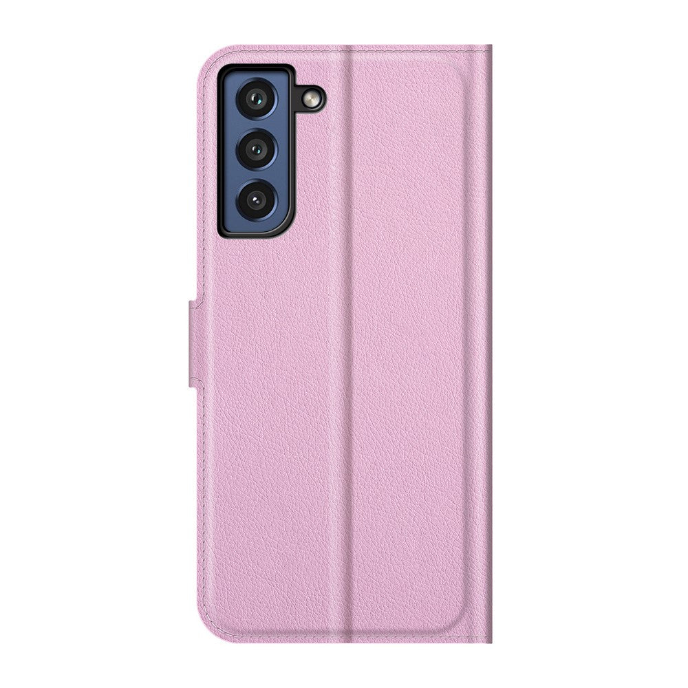 Custodia in pelle rosa con ritaglio tripla fotocamera a sinistra.