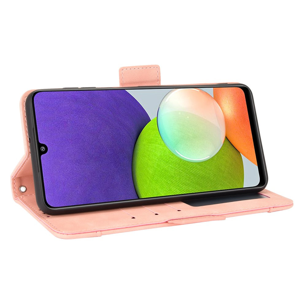 Una custodia rosa per telefono contiene uno smartphone che mostra uno sfondo colorato.