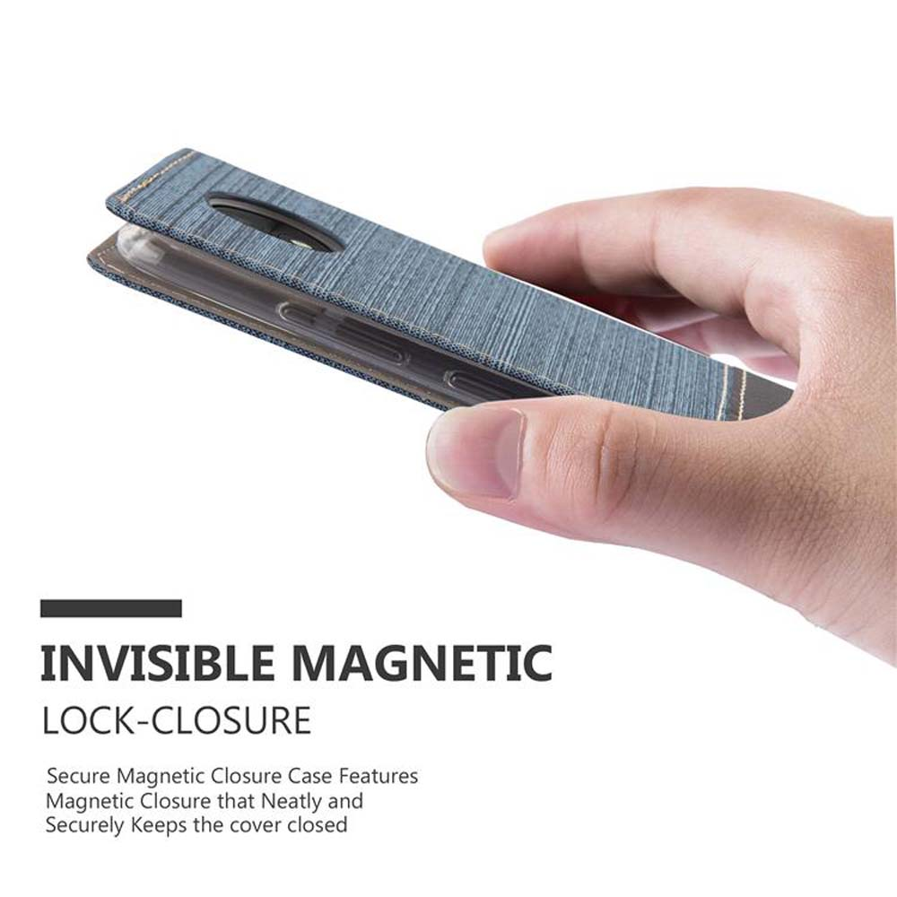 Mano che chiude una custodia per telefono blu con chiusura magnetica.