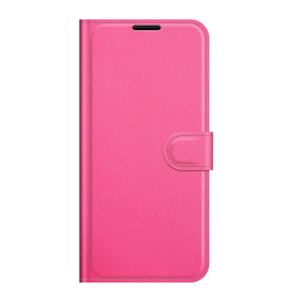 Una custodia per telefono rosa in ecopelle con linguetta a scatto.