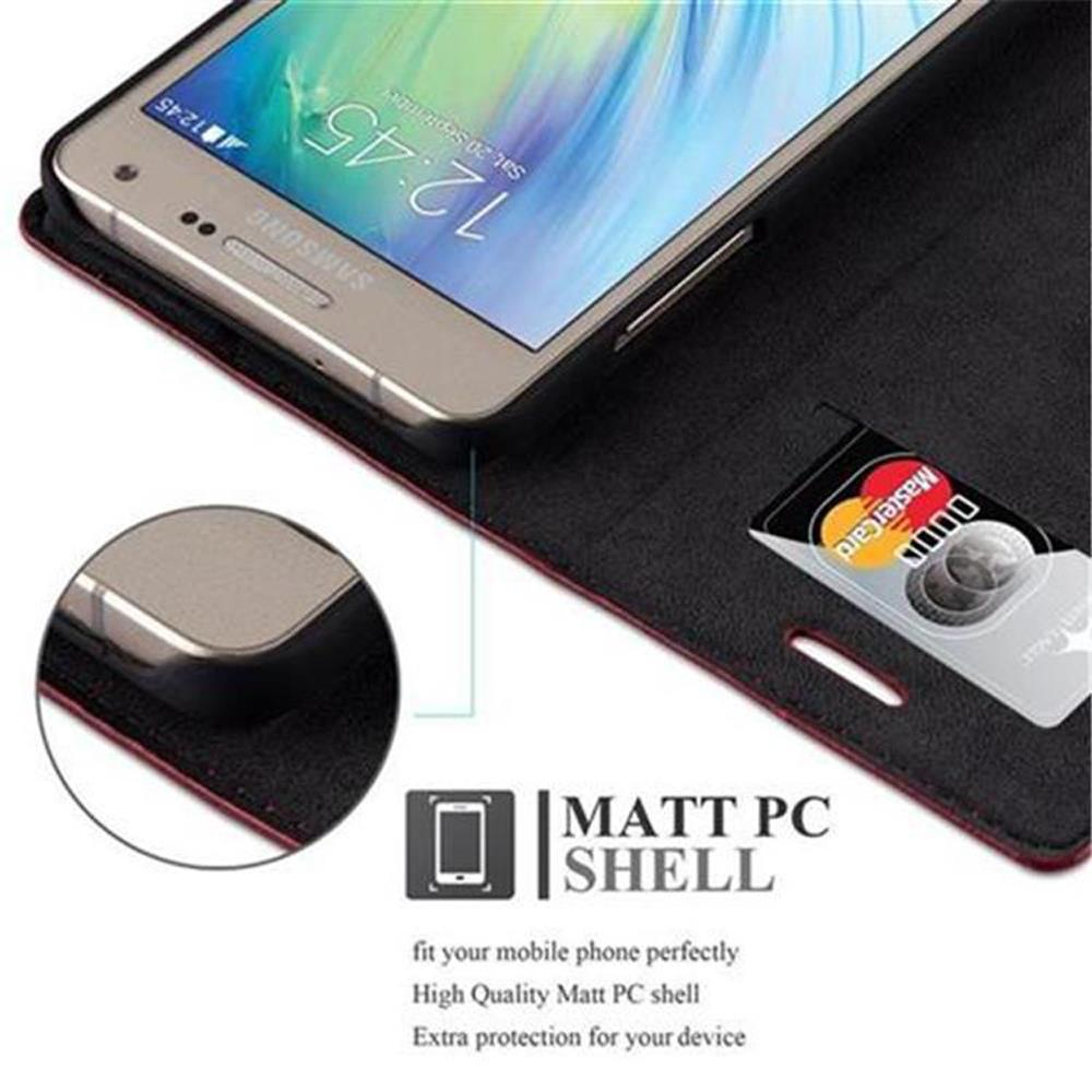 Una custodia nera per telefono con una MasterCard e un telefono Samsung.