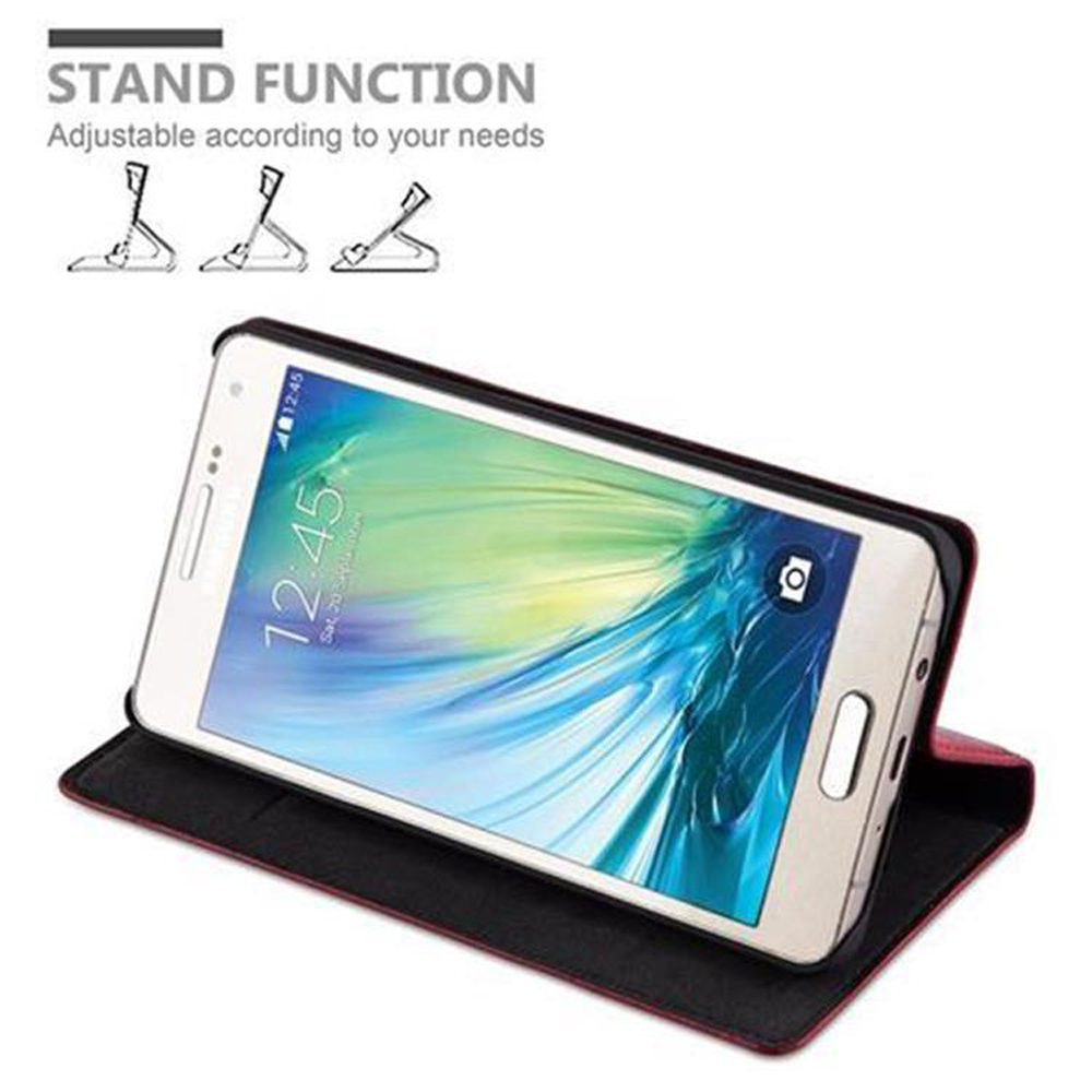 Smartphone in custodia rossa flip che mostra la funzione stand con tre opzioni.