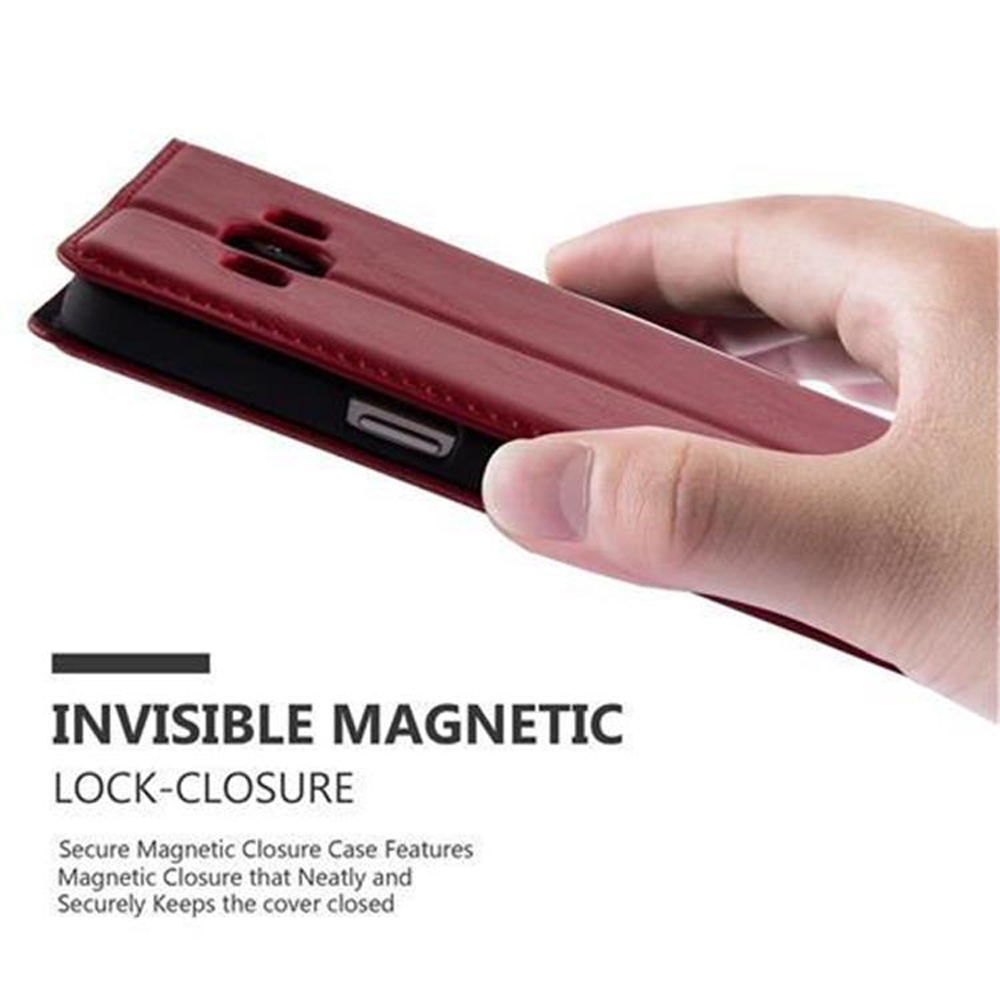 Custodia rossa per telefono con chiusura magnetica, tenuta da una mano.