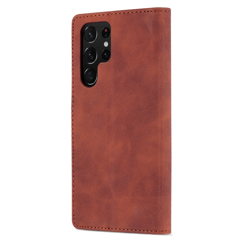Custodia per telefono marrone con modulo fotocamera.