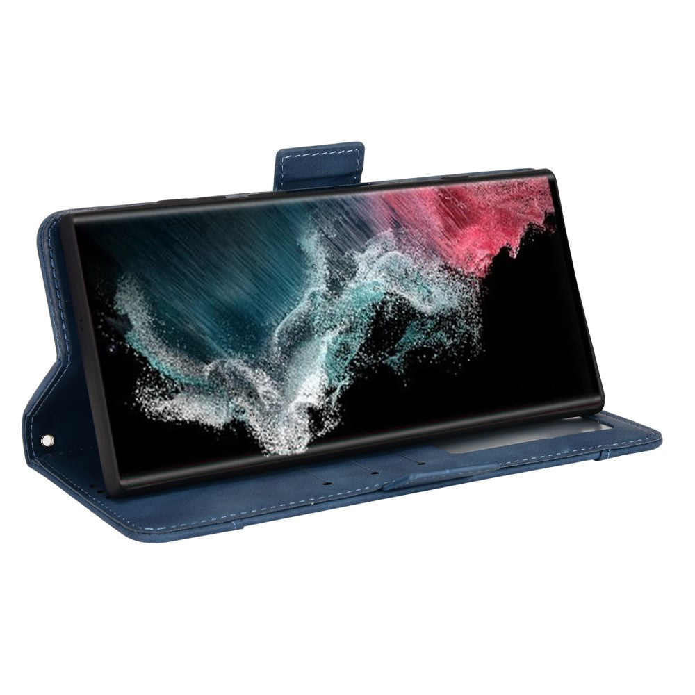 Custodia blu per telefono con schermo aperto che mostra un'immagine astratta.