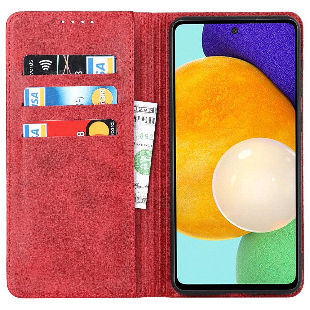 Portafoglio in pelle rossa con telefono, carte e contanti.