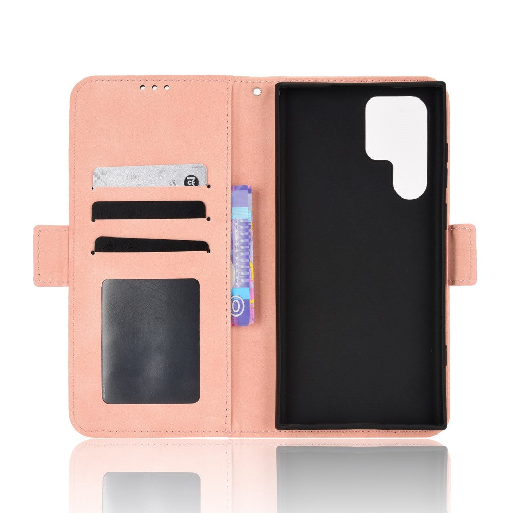 Una custodia a libro rosa chiaro con slot per carte e supporto per telefono.