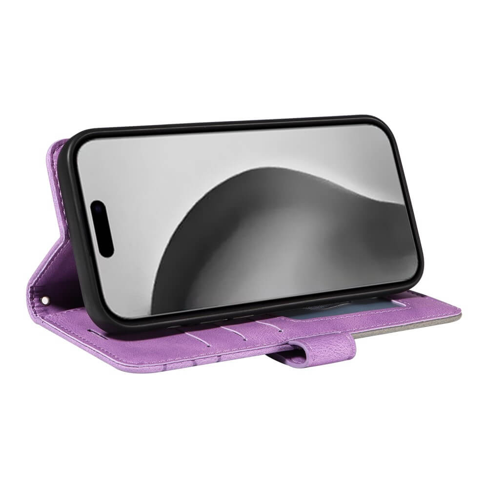 Étui portefeuille violet pour téléphone, tenant un smartphone à écran sombre.