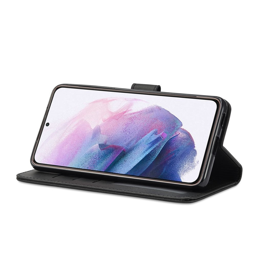 Smartphone nero in una custodia aperta con uno sfondo colorato.