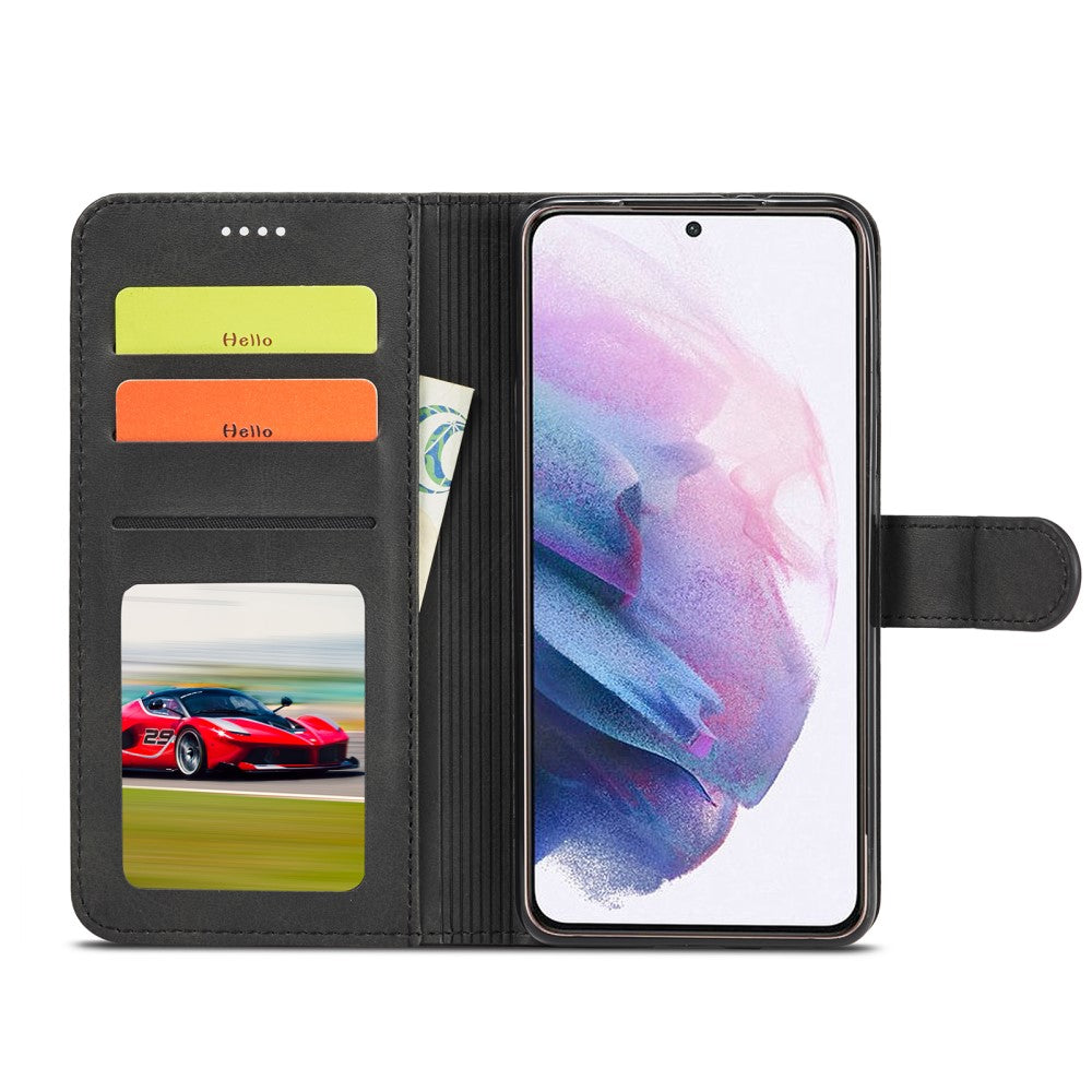 Custodia nera per telefono con tre fessure per carte, una carta con immagine di auto sportiva rossa e un telefono.