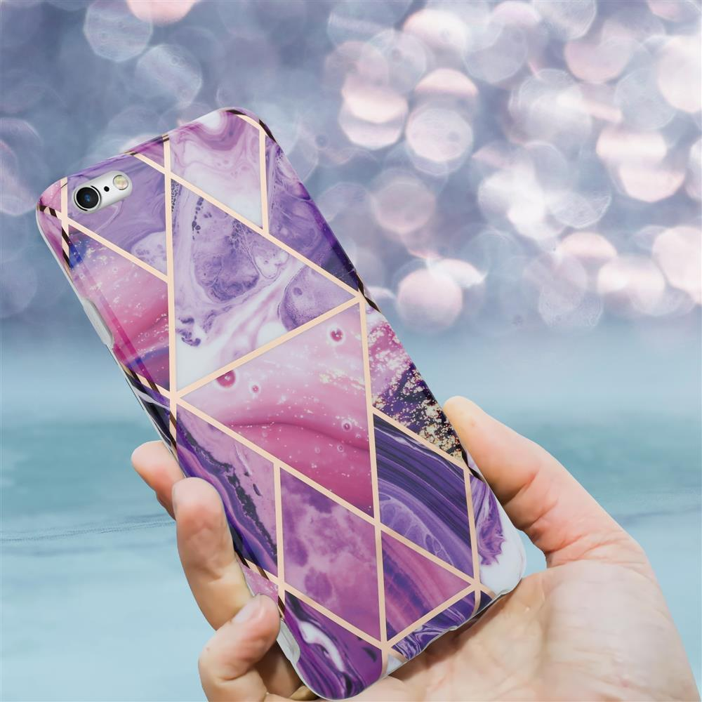 Eine Hand hält ein Smartphone mit einem lila Marmormuster und goldenen geometrischen Linien.