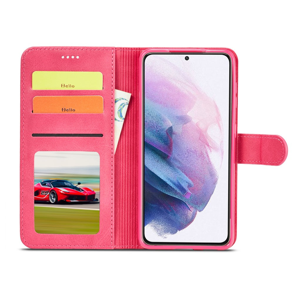 Una custodia rosa per telefono con slot per carte e un'auto sportiva rossa.
