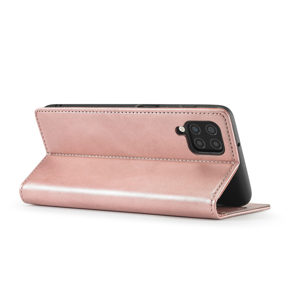Una custodia a libro rosa dorata è aperta, mostrando il telefono.