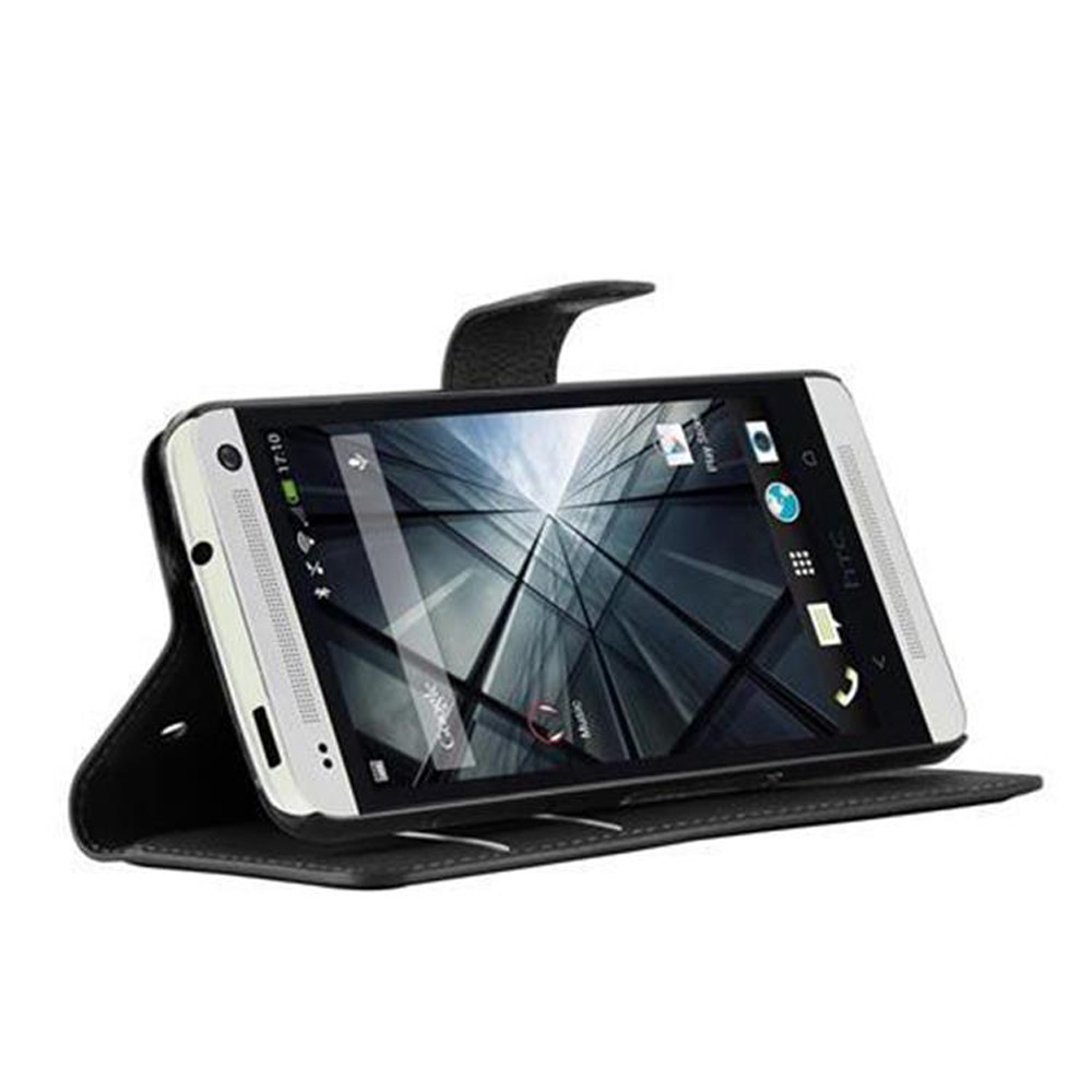 Uno smartphone bianco in una cover a libro nera, su sfondo bianco.