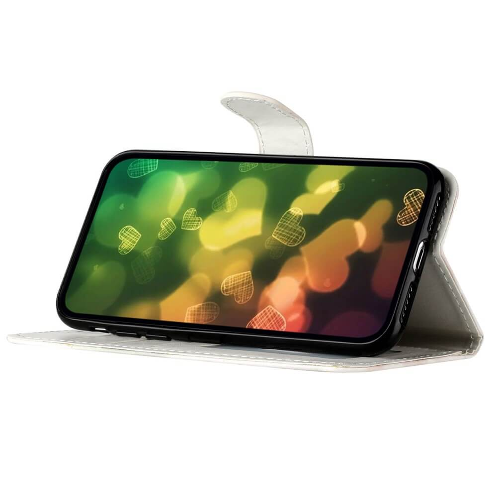 Ein Smartphone in einer weißen Hülle mit Herz-Hintergrund auf dem Bildschirm.