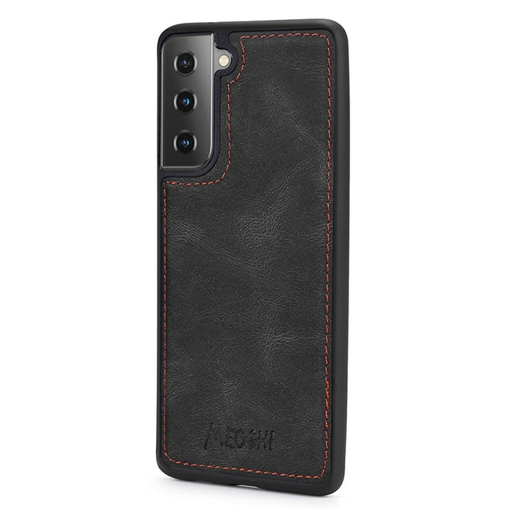 Custodia nera in pelle per telefono con cuciture rosse e tre lenti.