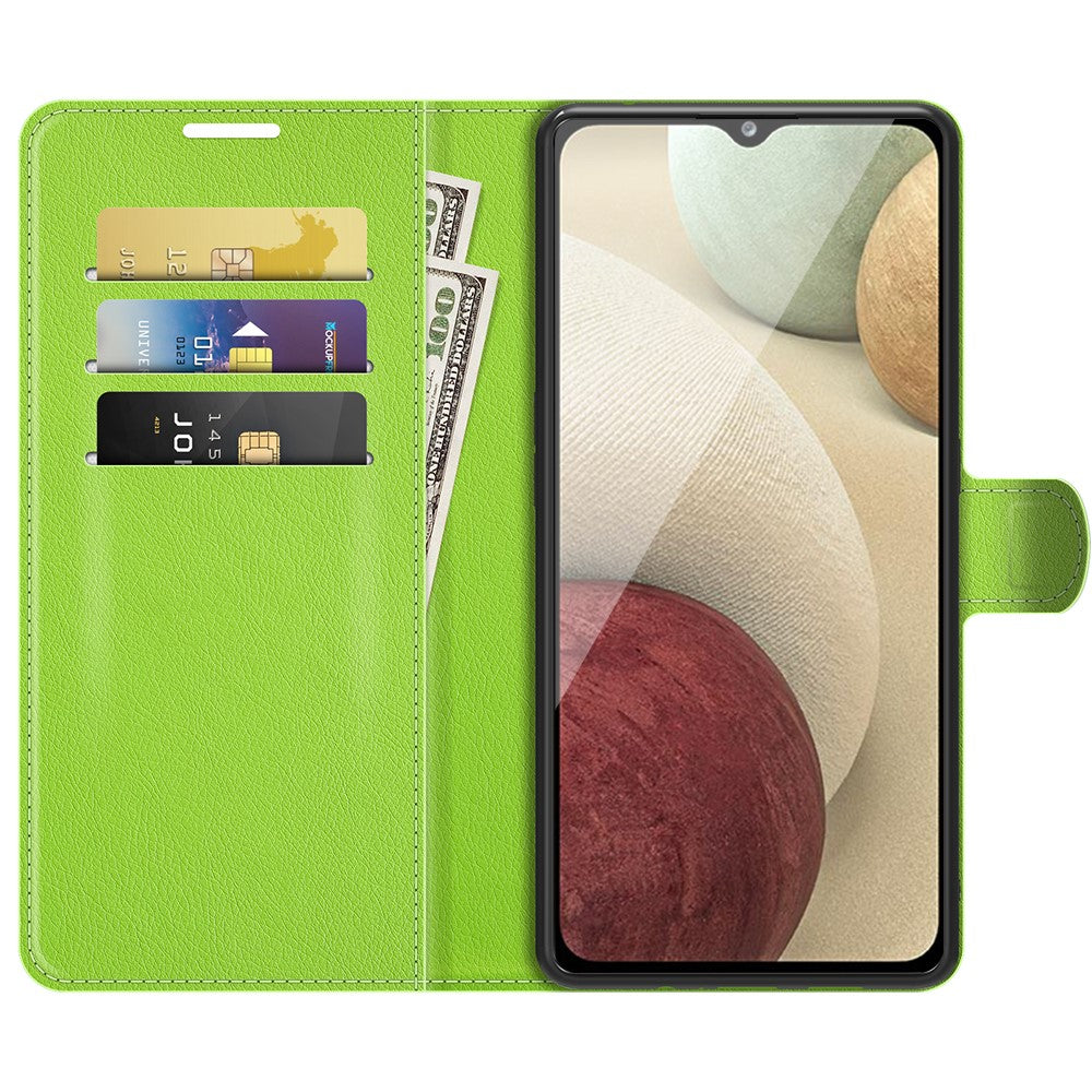 Custodia per telefono verde con slot per carte e banconote all'interno.
