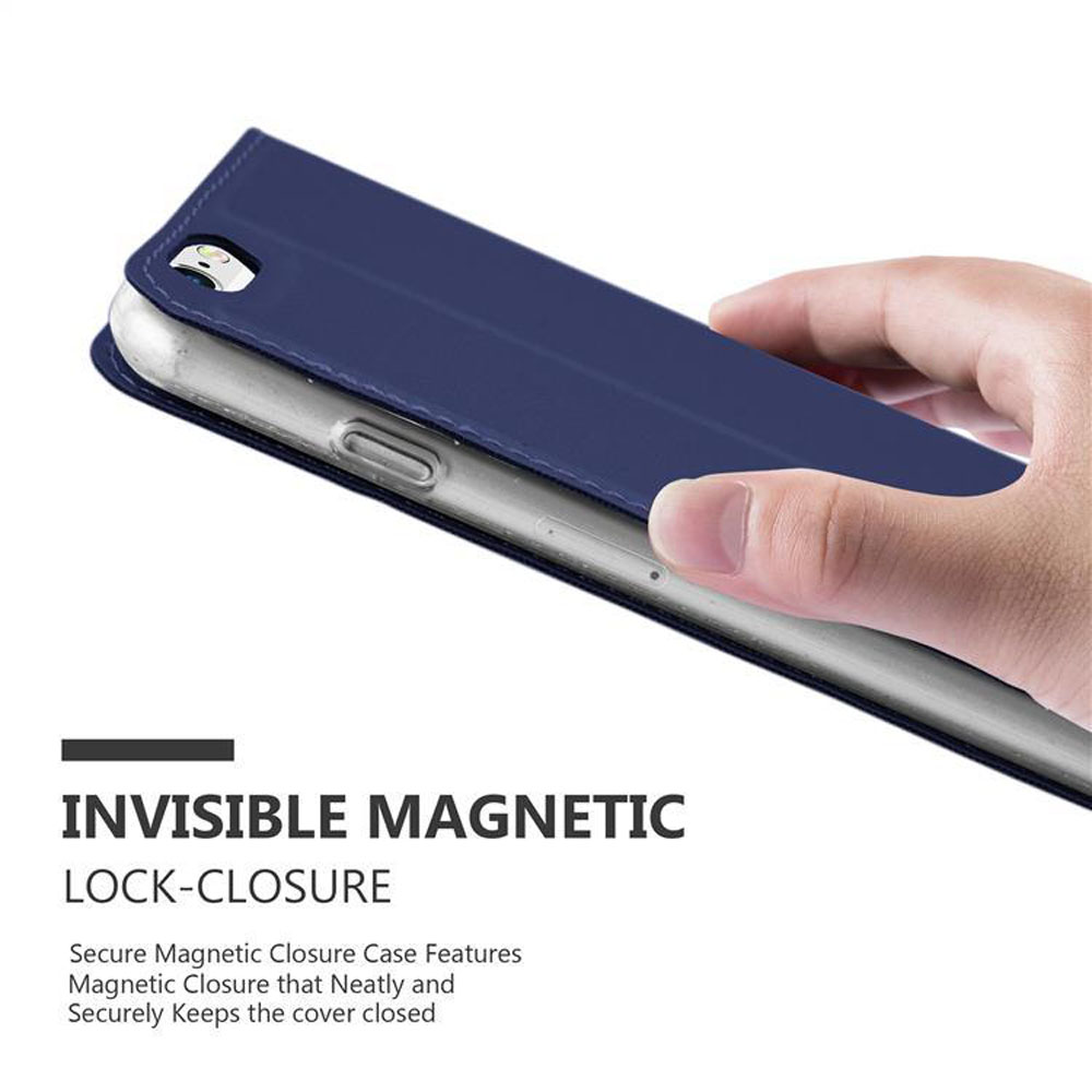 Una mano tiene una custodia per telefono blu scuro con chiusura magnetica.