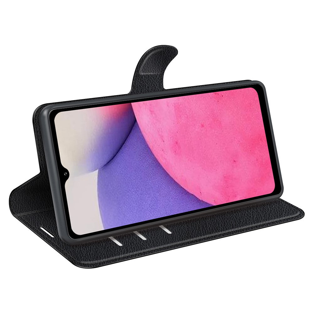 Uno smartphone nero in una custodia a libro aperta, con schermo rosa e viola.