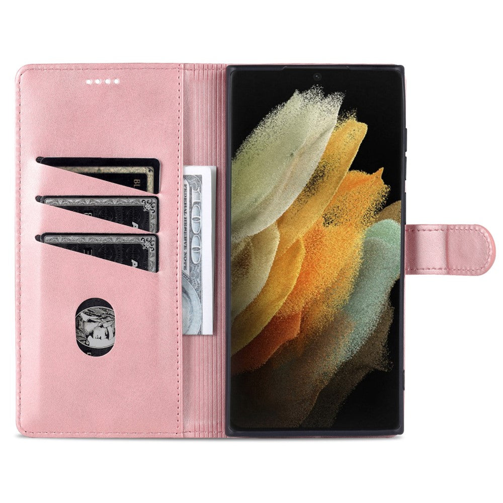 Una custodia a libro rosa con scomparti per carte e banconote accanto a uno smartphone.