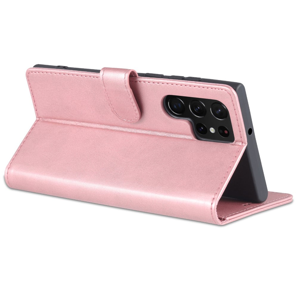 Una custodia a libro color oro rosa per telefono con ritaglio fotocamera. Il telefono è inserito.