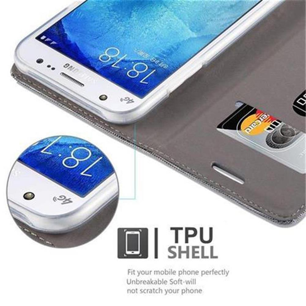 Smartphone bianco con custodia a portafoglio. Lo schermo mostra 18:18. È visibile una carta di credito.