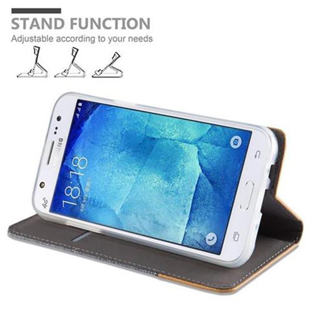 Uno smartphone in una custodia con funzione di supporto, orientamento orizzontale.