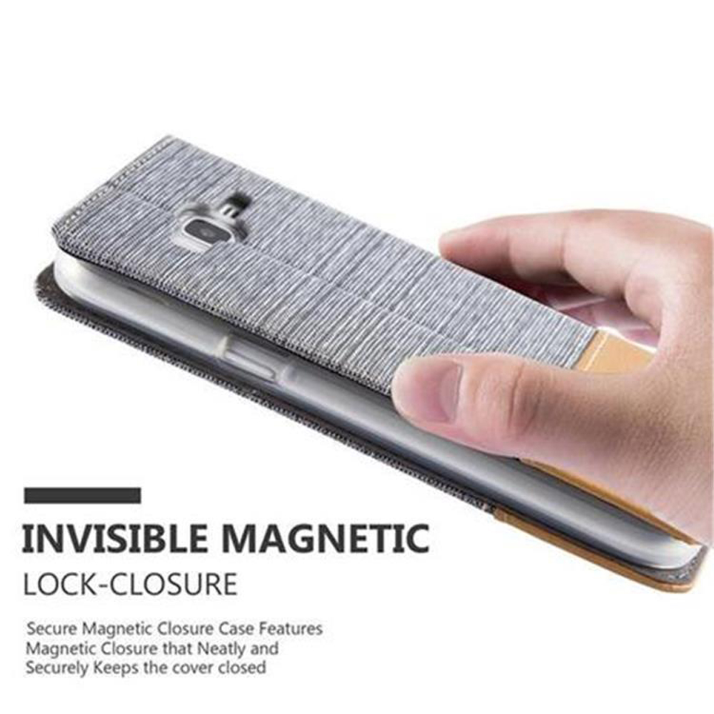 Custodia grigia per telefono con chiusura magnetica, tenuta in mano.