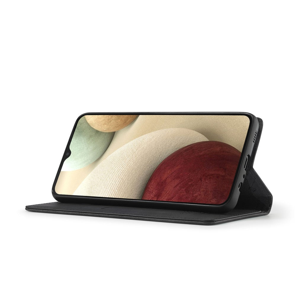 Uno smartphone nero in una custodia aperta, con uno sfondo astratto sullo schermo.