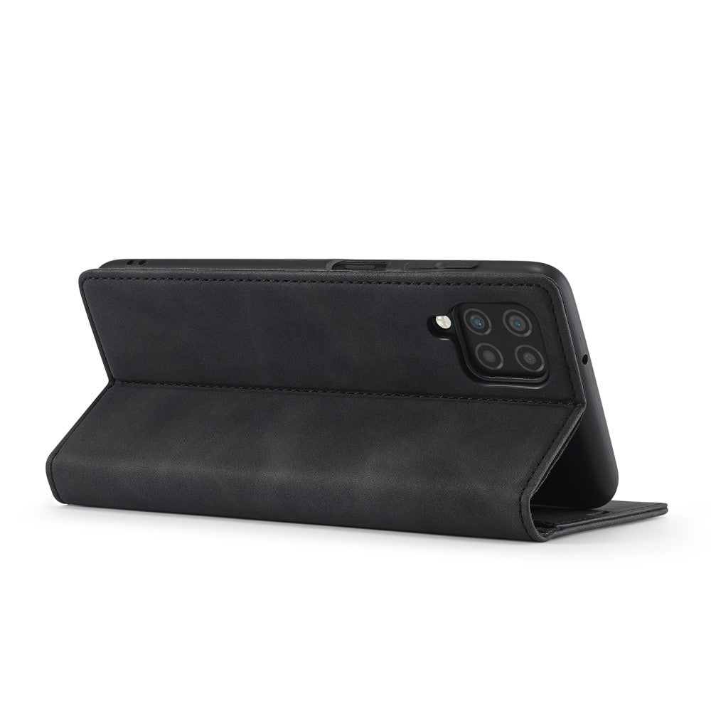 Telefono nero con cover a libro aperta, modulo fotocamera visibile.