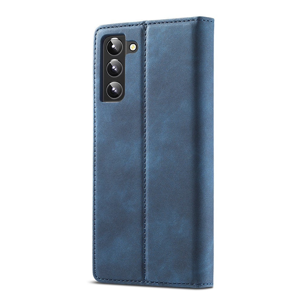 Custodia blu per telefono con tre fotocamere e cuciture su sfondo bianco.