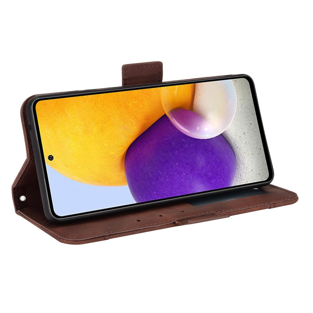 Custodia in pelle marrone con smartphone aperto che mostra uno sfondo giallo e viola.