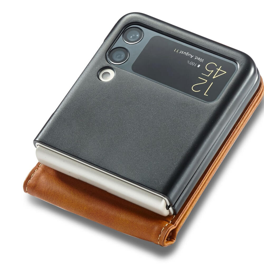 Geschlossenes graues Flip-Phone mit brauner Lederhülle und Uhrzeit-Display.