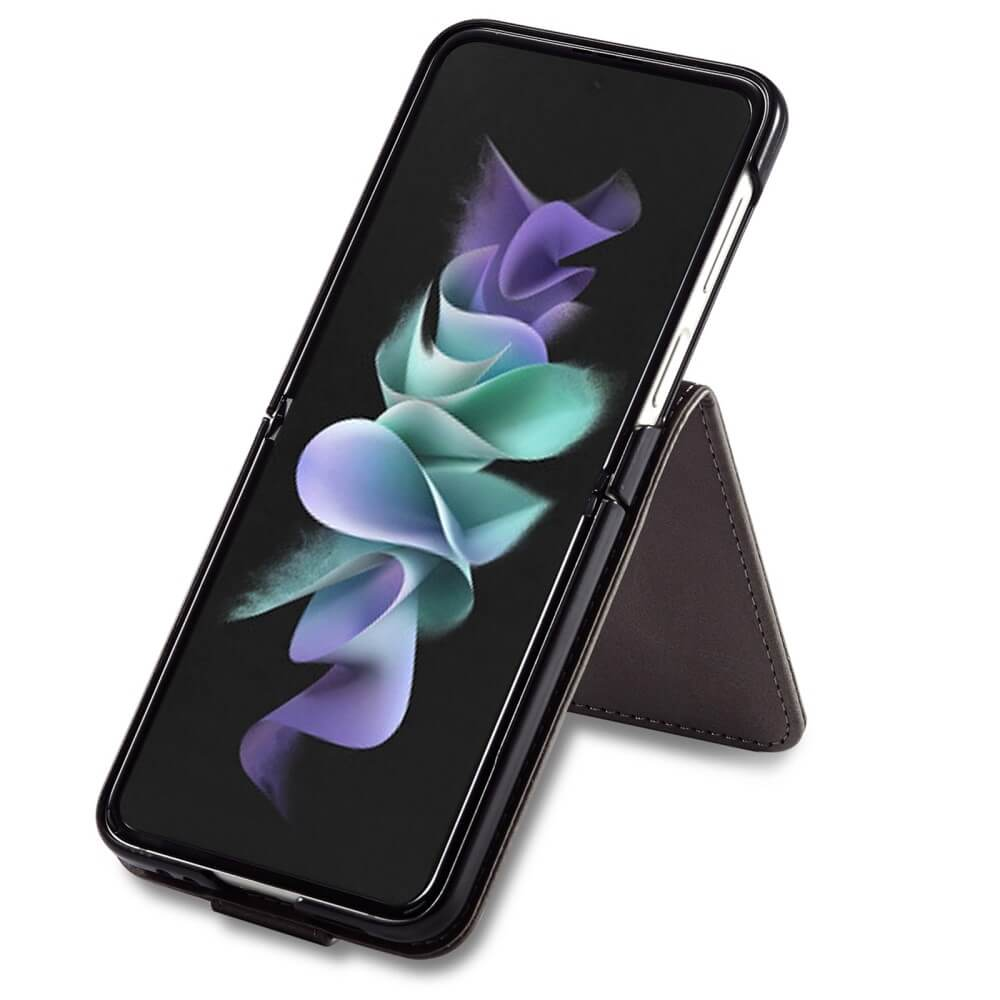 Ein aufgeklapptes Smartphone mit einem Lila- und Türkis-Muster auf dem Bildschirm, steht auf einem braunen Ständer.