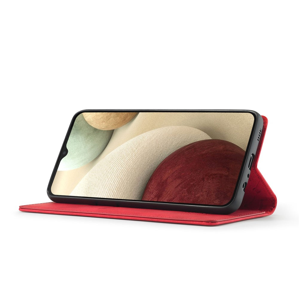 Ein rotes Smartphone-Flipcase mit einem Smartphone darin, auf weißem Hintergrund.