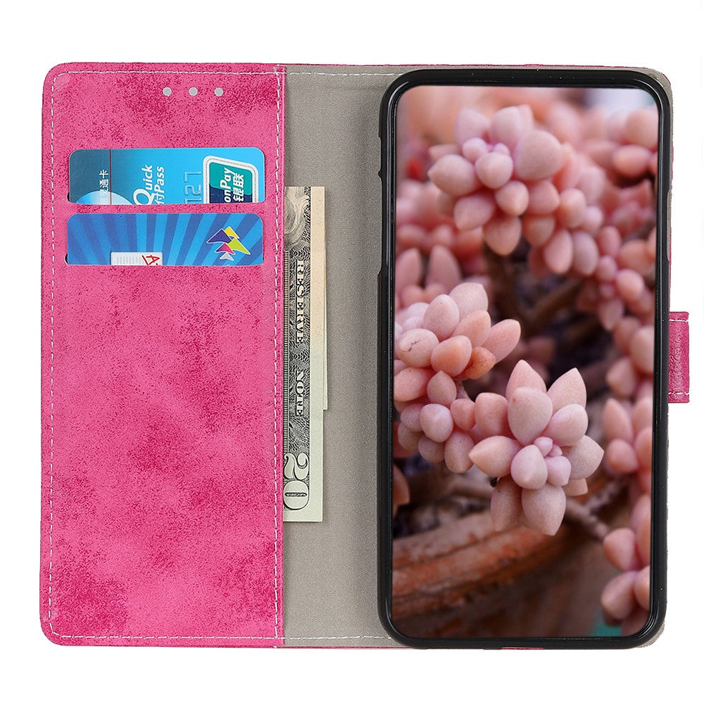 Ein pinkes Handycase mit Kartenfächern und einer Pflanze auf dem Bildschirm.