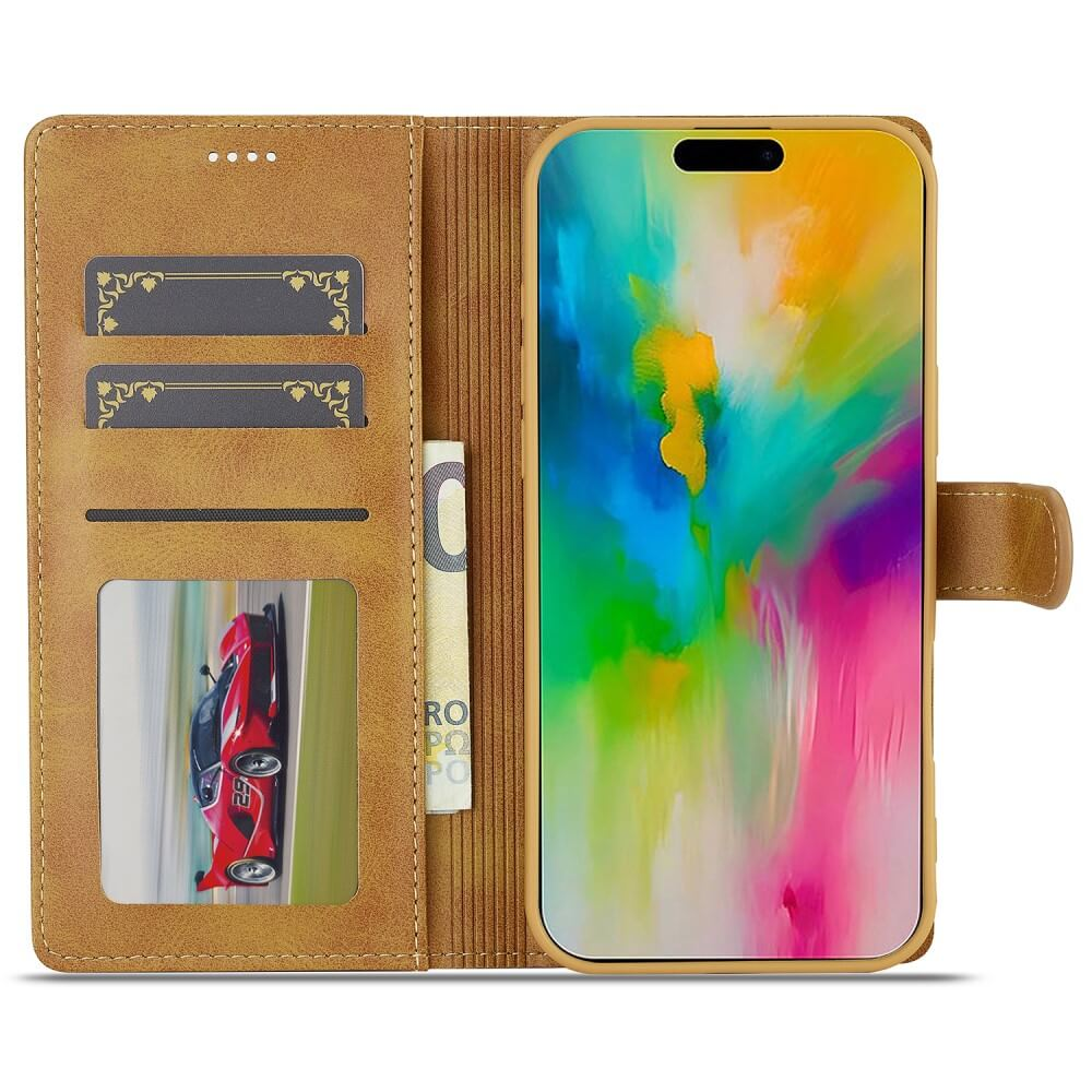 Custodia telefono in pelle marrone aperta, con slot per carte, foto auto rossa e schermo telefono.