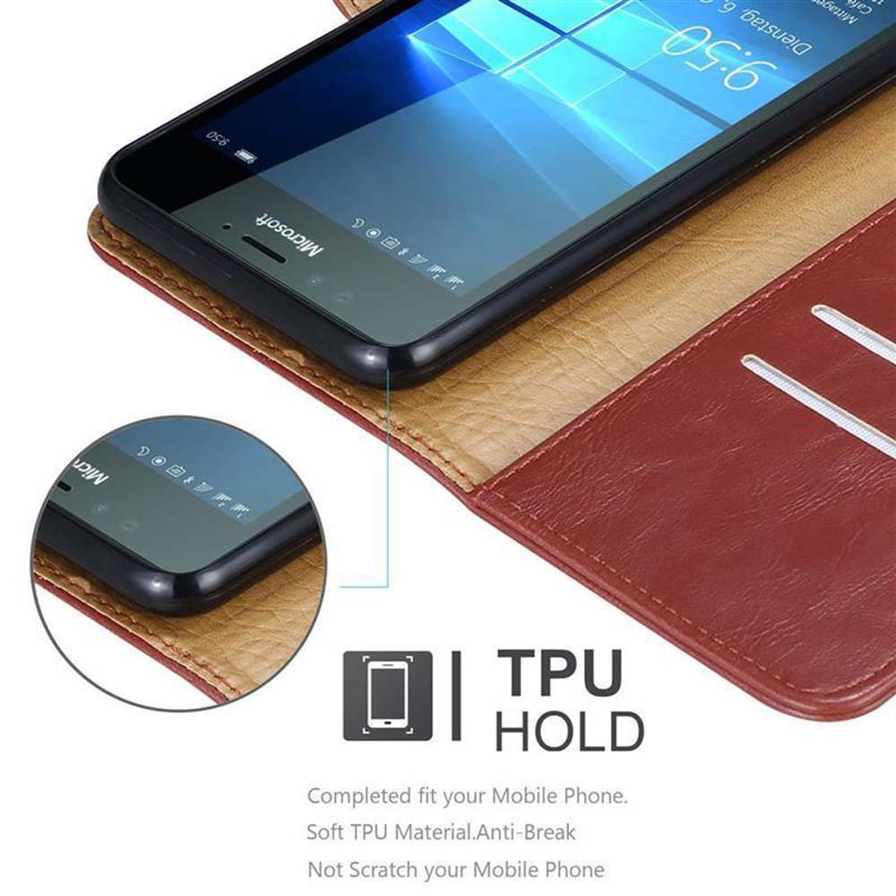 Uno smartphone in una custodia di pelle marrone, che mostra le 9:50.