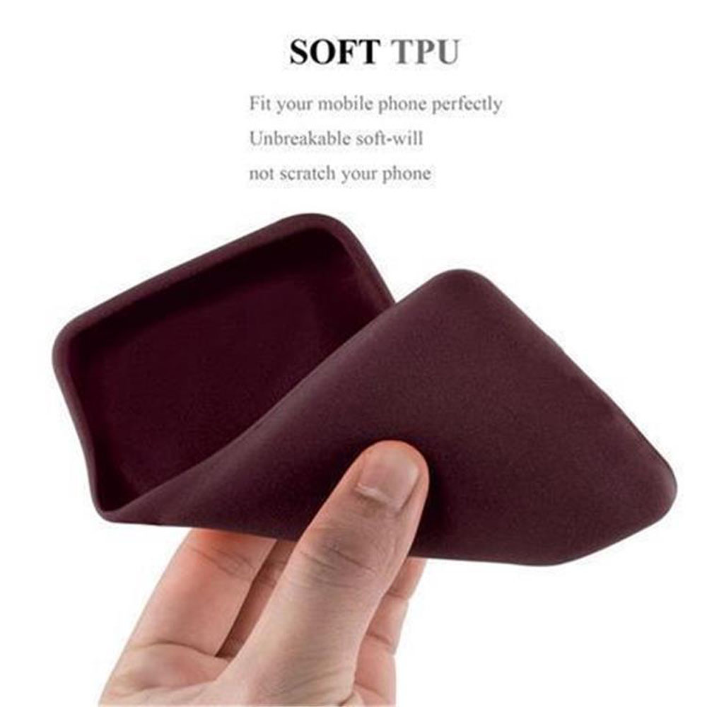 Mano che tiene una custodia per telefono in TPU morbida e rosso scuro.