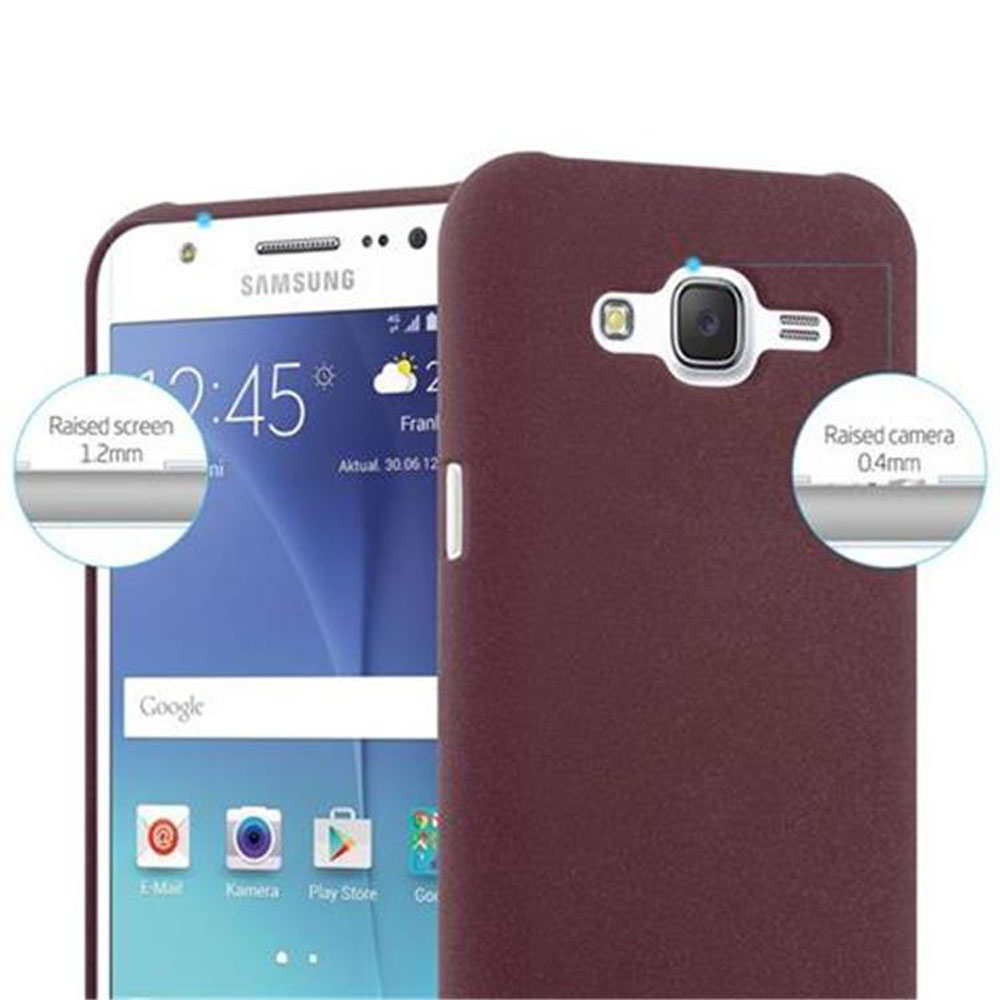 Una cover per telefono Samsung color vinaccia è mostrata accanto a un telefono Samsung che mostra le 2:45.