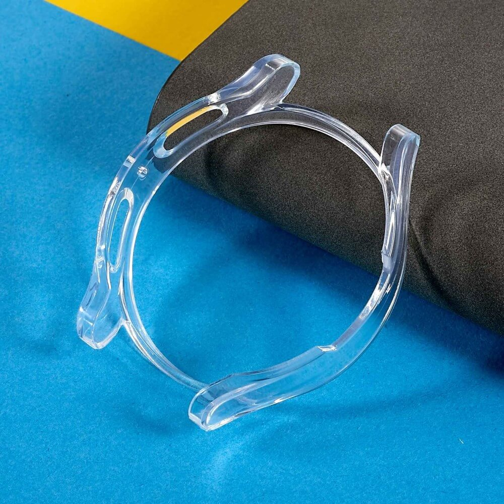 Un cadre protecteur rond et transparent repose sur un fond bleu et jaune.