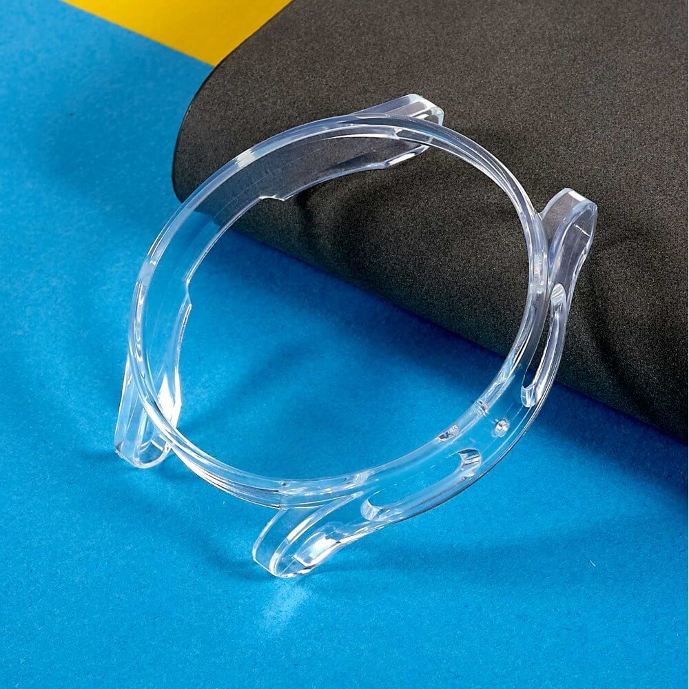 Un anneau de protection transparent pour un appareil repose sur un fond bleu et jaune.