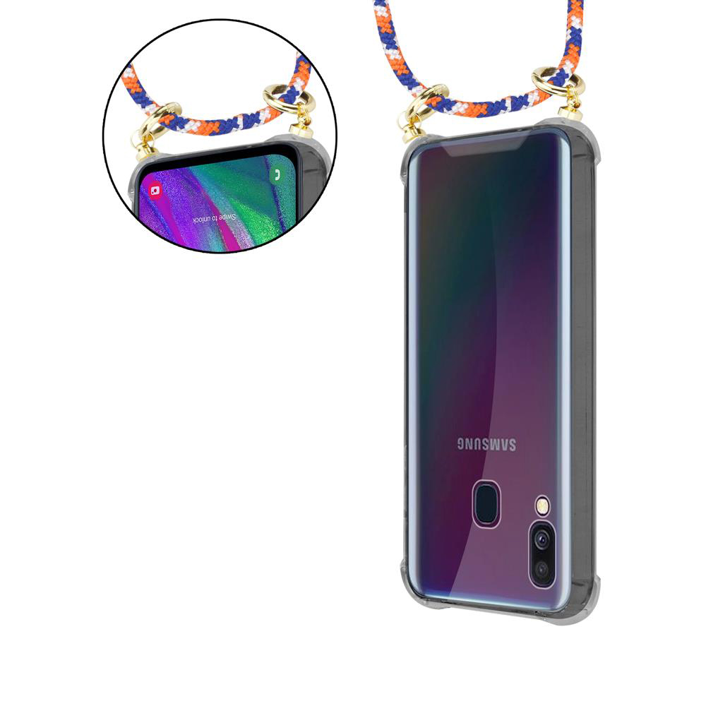 Uno smartphone Samsung con un laccio blu, arancione e bianco.