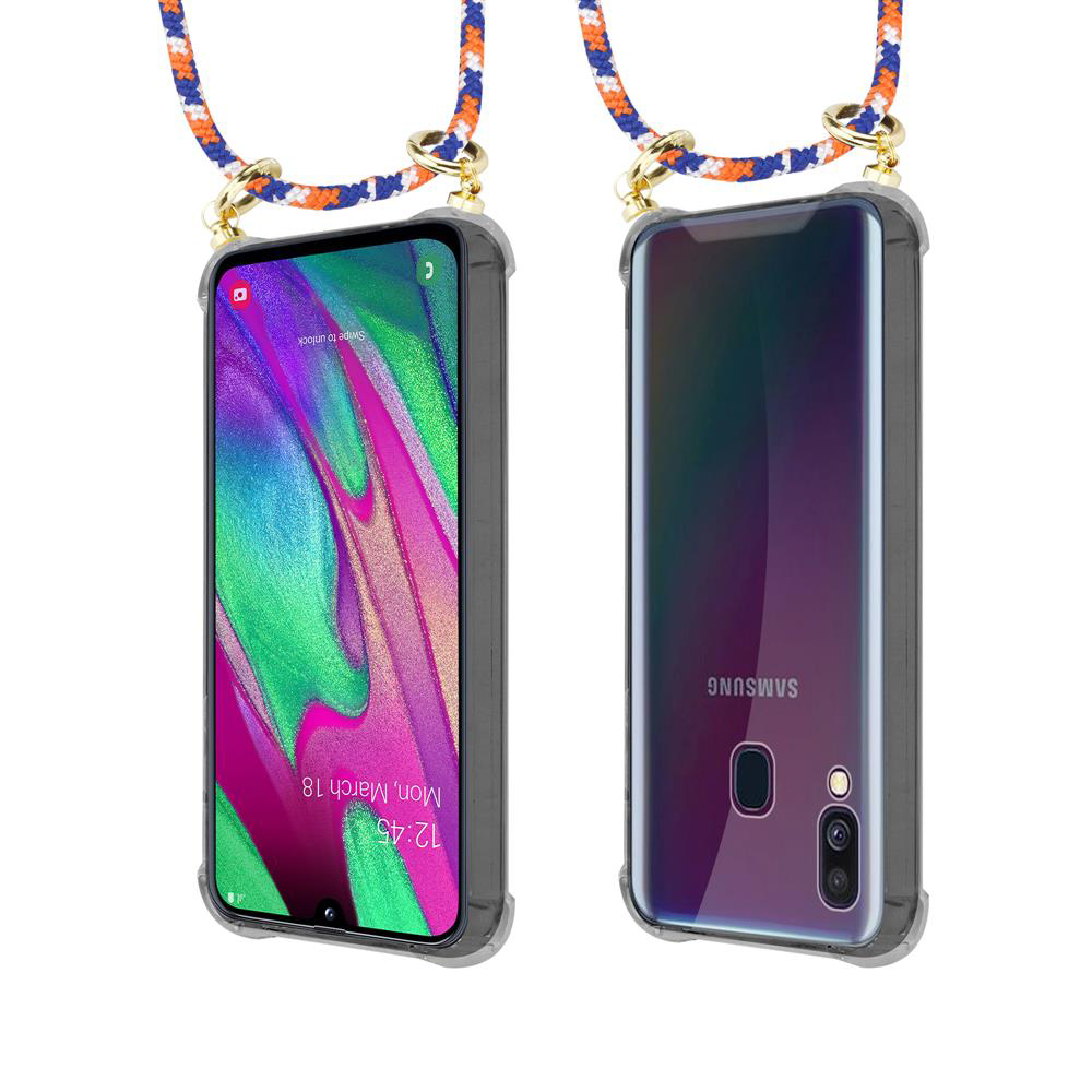 Due telefoni Samsung con cordini, uno con schermata di blocco, uno con retro.