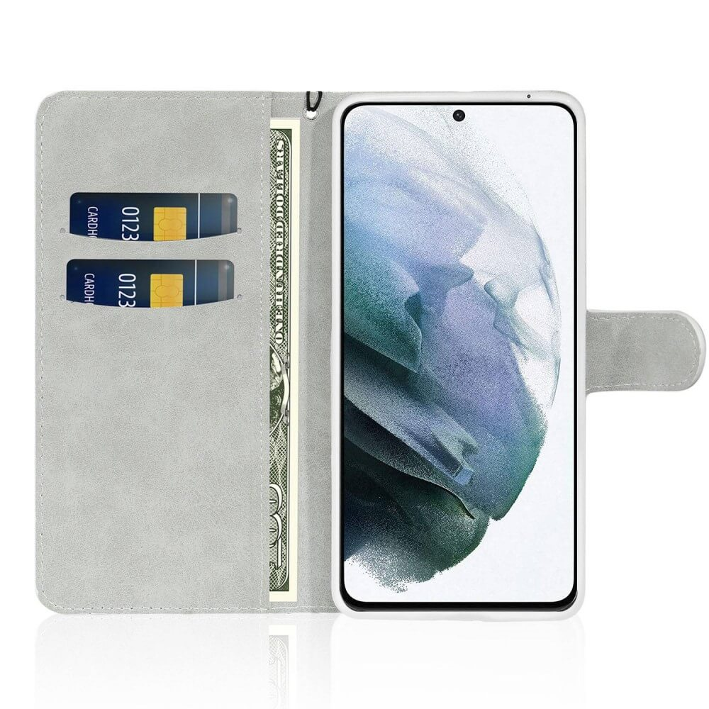 Graue Hülle mit Handy, zwei Karten und Geldschein.