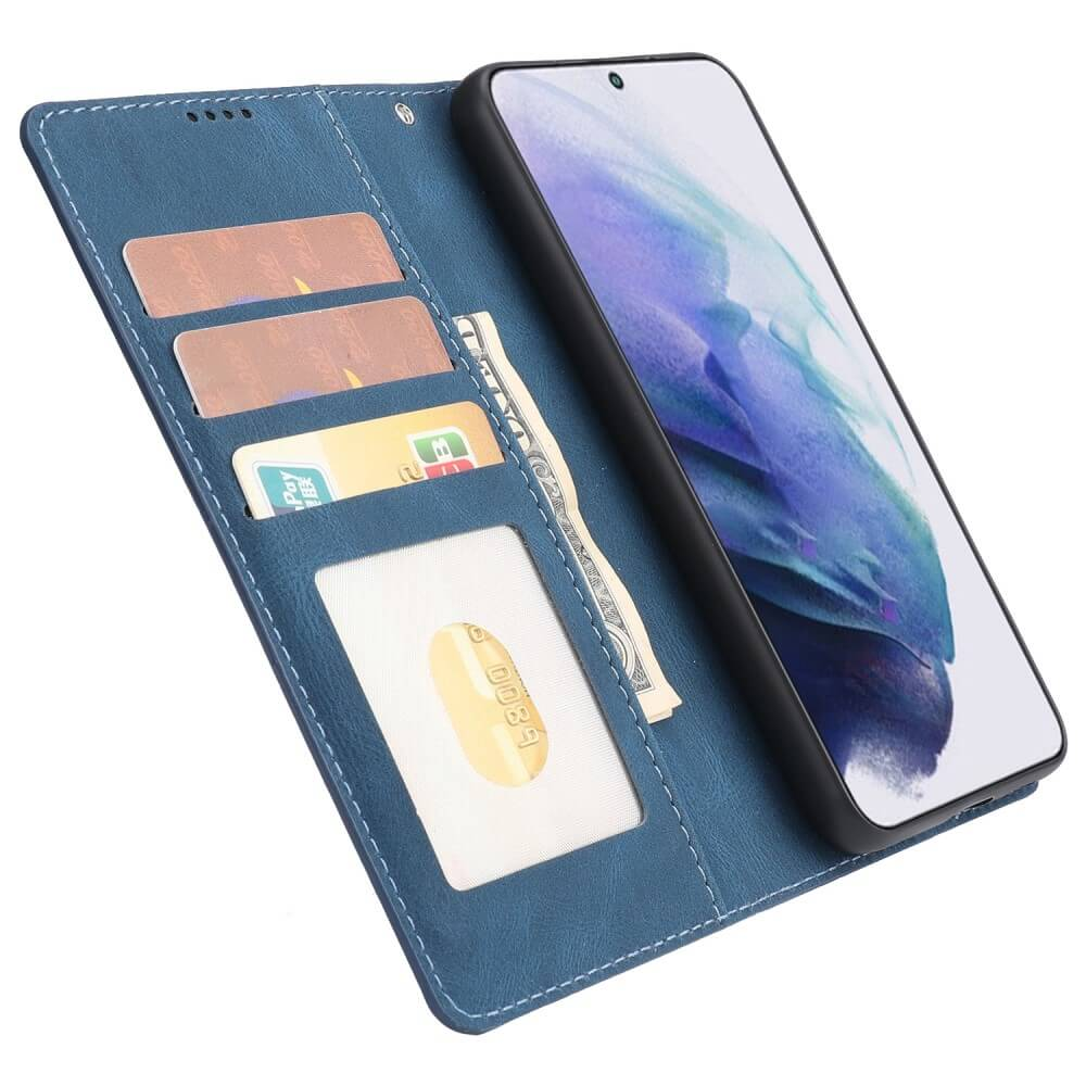 Blaue Brieftasche mit Handy, Karten und Geldschein.